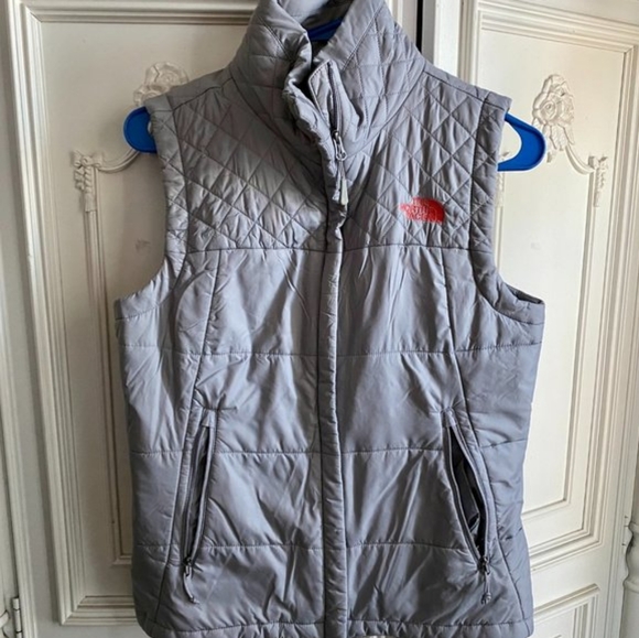 The North Face - Lightweight Quilted Plush Puff Vest C645 | XS | Gray & Red Logo - Picture 2 of 14